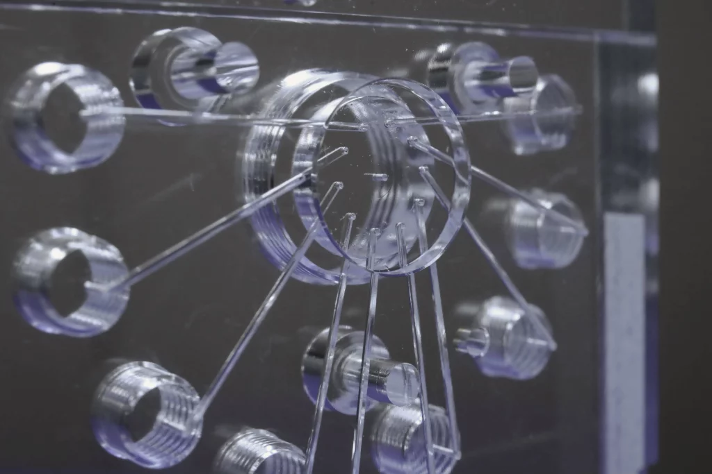 AMF - Microfluidic chip vs microfluidic manifold - Manifold 4